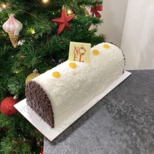 Gâteau avec un sapin de noël en fond