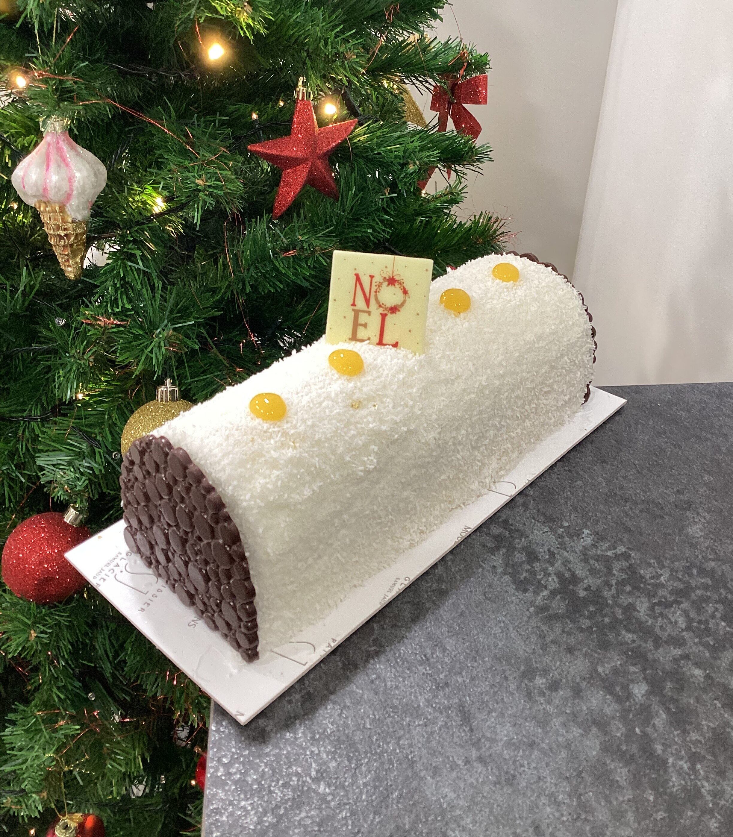 Gâteau avec un sapin de noël en fond